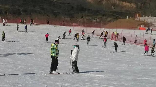 第一次滑雪单板还是双板好，单板和双板哪个难